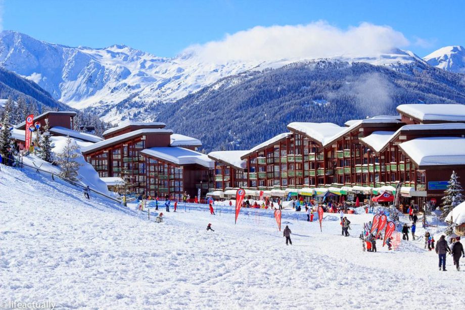 Vue sur la station des Arcs enneigée
