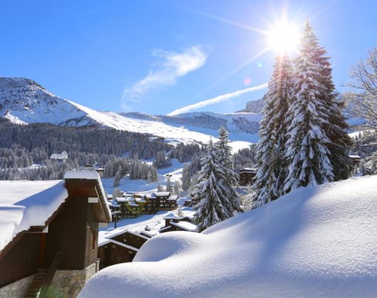 Vue enneigée sur la station de Valmorel