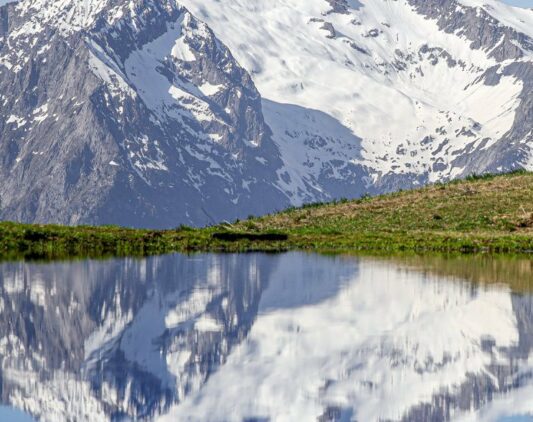 Une montagne qui se reflète dans un lac à l'Alpe d'Huez