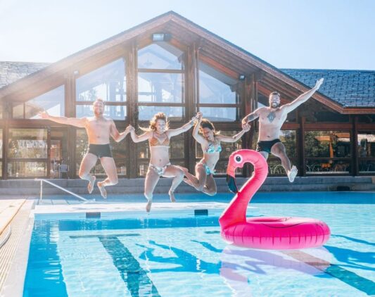Une famille qui plonge dans une piscine à l'Alpe d'Huez