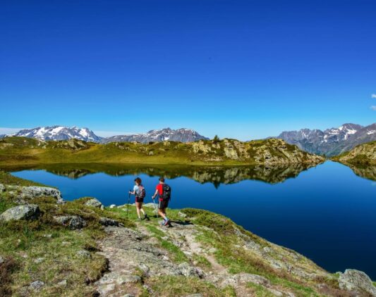 Un couple de randonneurs à l'Alpe d'Huez