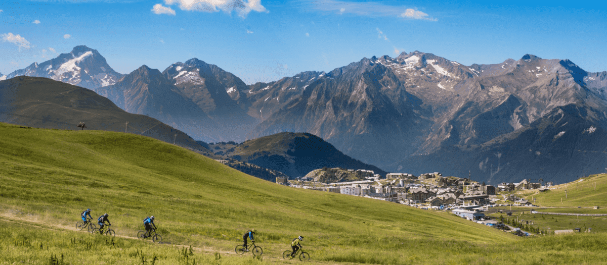 Un groupe de VTT à l'Alpe d'Huez