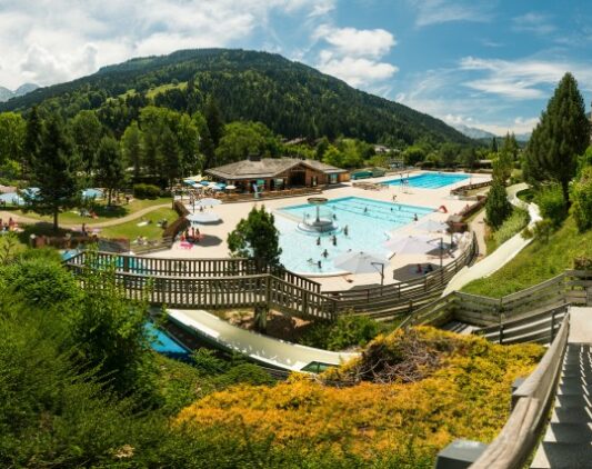 Une piscine dans un centre de vacances au Grand Bornand