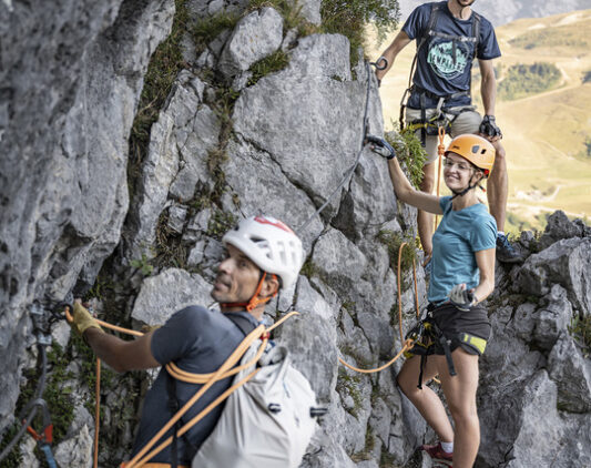 Une famille faisant de la via ferrata au Grand Bornand