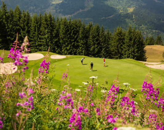 Des personnes jouant au golf à Méribel