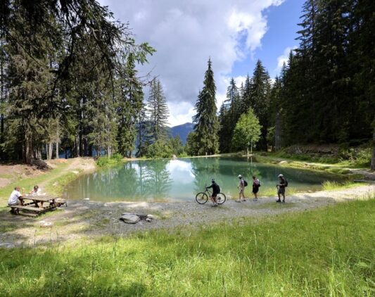 Des personnes au plan d'eau à Praz sur Arly