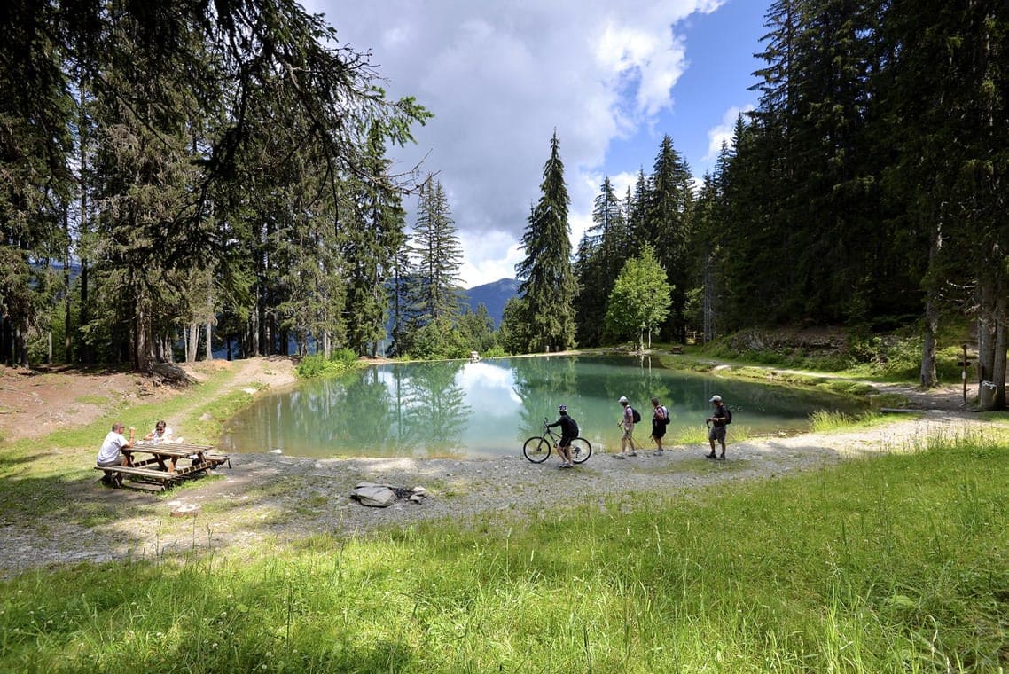 Des personnes au plan d'eau à Praz sur Arly