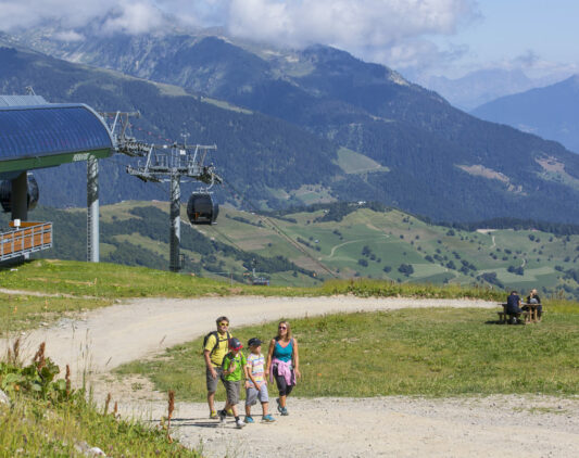 Une famille qui se promène à Valmorel l'été
