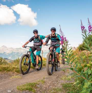 Vacanciers qui font du vélo en montagne